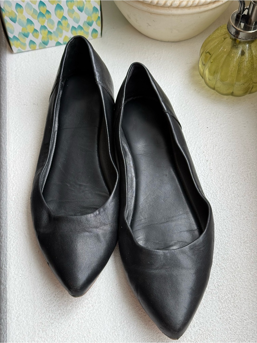 Vero Cuoio Black Pointed-Toe Leather Flats